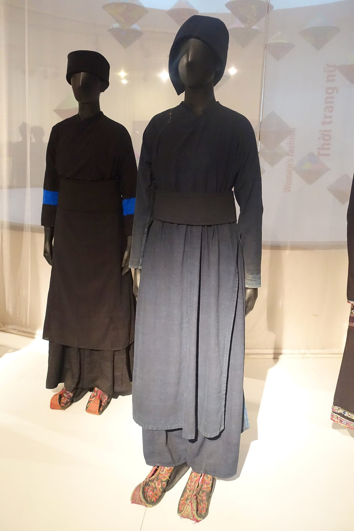 Costume, Tay, Cao Bang, 1962, handmade cotton, indigo - Vietnamese Women's Museum - Hanoi, Vietnam - DSC03864