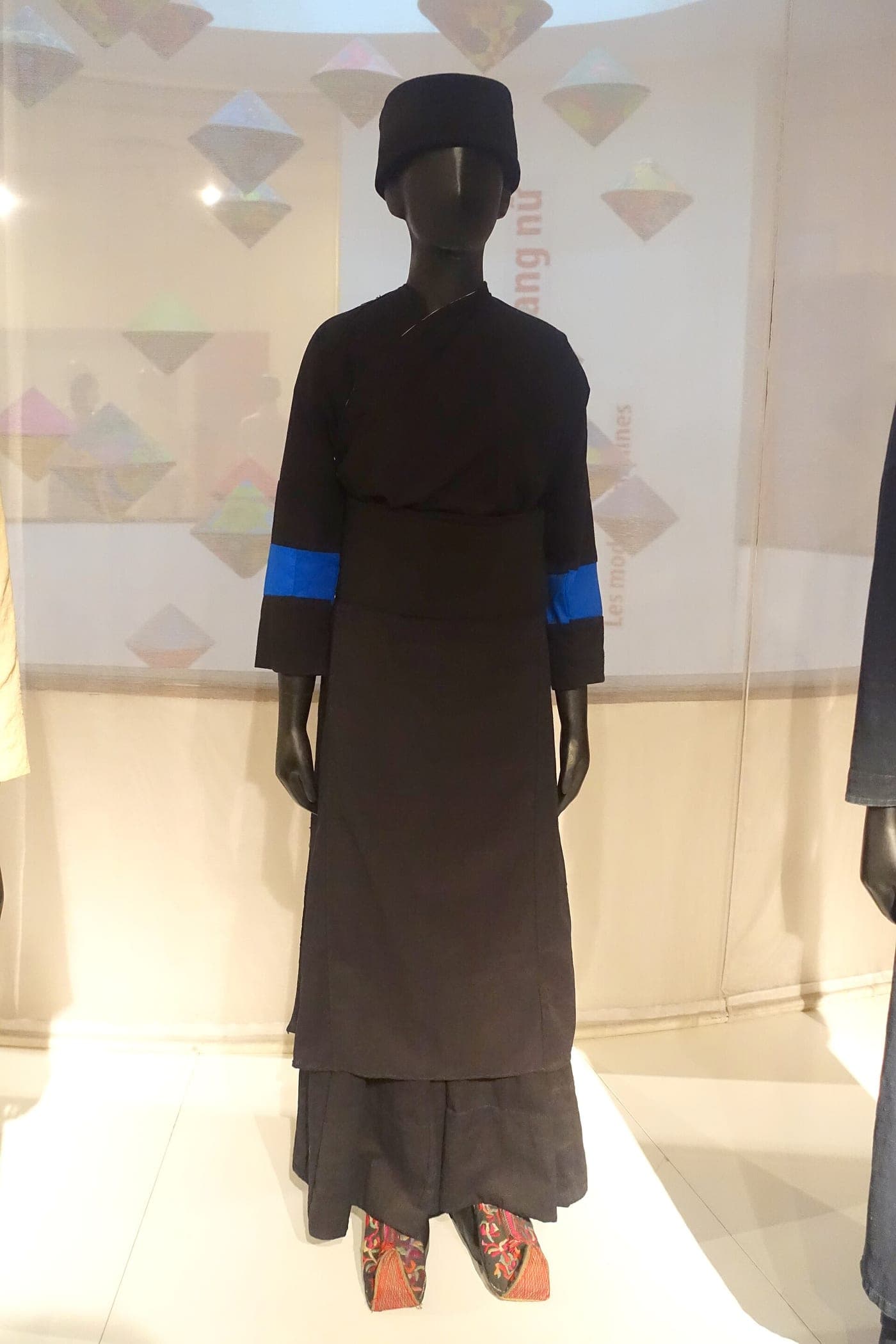 Costume, Tay, Lao Cai, 2003, cotton, indigo - Vietnamese Women's Museum - Hanoi, Vietnam - DSC03868