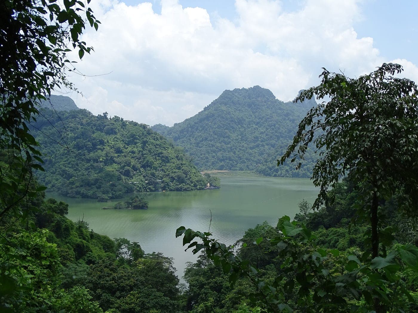 Scenery around Ba Be Lake - Ba Be - Vietnam - 02 (48096890322)