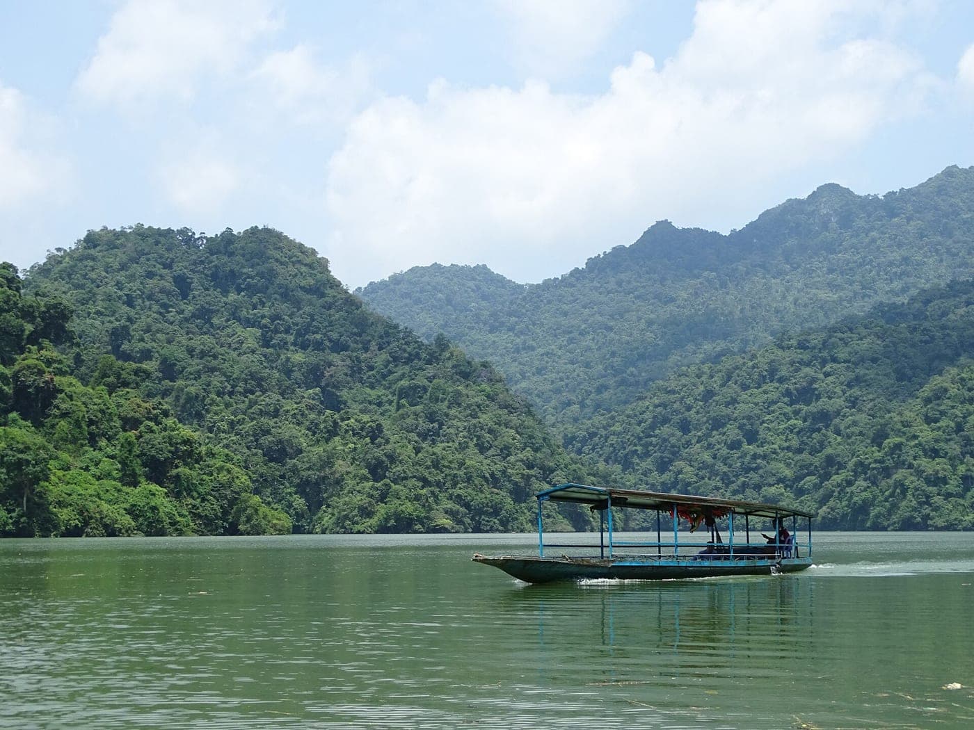 Scenery at Ba Be Lake - Ba Be National Park - Vietnam - 01 (48102368637)
