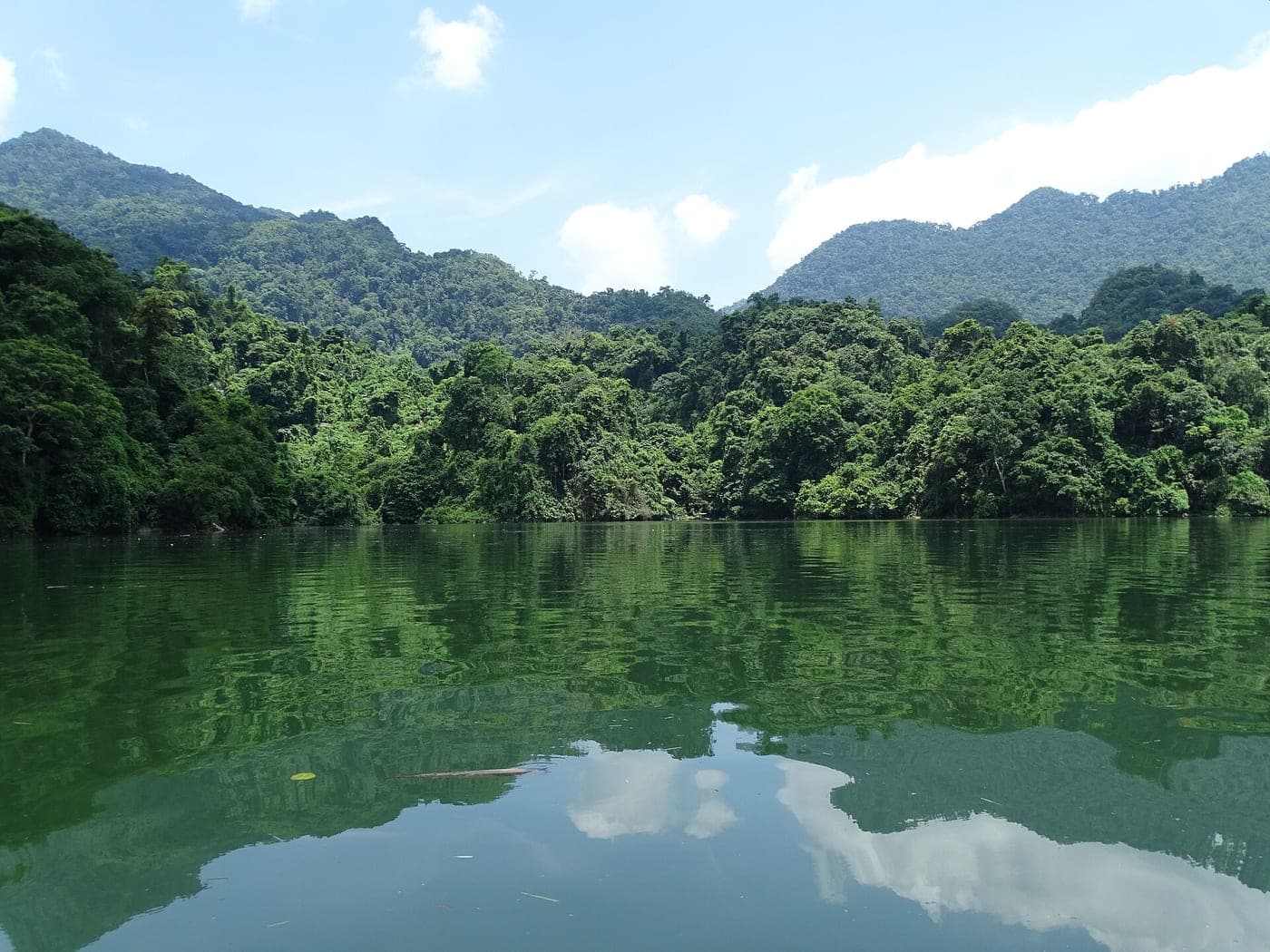 Scenery at Ba Be Lake - Ba Be National Park - Vietnam - 03 (48102341768)